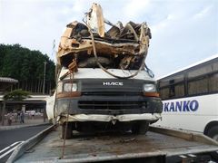 ぺしゃんこになった車