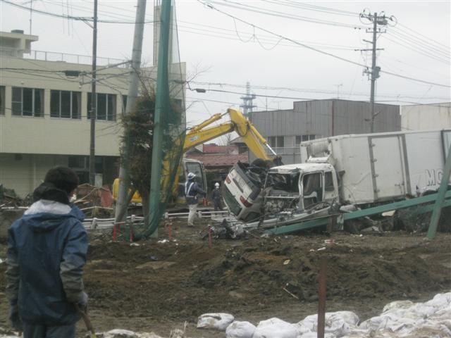 撤去される車